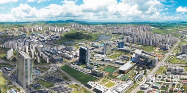 전라남도 나주시가 오는 3일 오후 3시부터 나주시공익활동지원센터 대회의실에서 혁신도시 활성화를 위한 지구단위계획 변경 주민설명회를 개최한다. 사진은 광주전남 공동(나주 빛가람) 혁신도시. (사진제공-나주시)