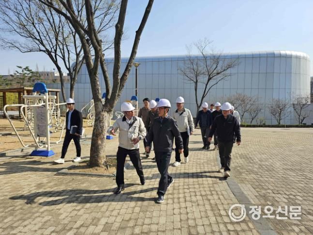 김경민 밀양시시설관리공단 이사장과 직원들이 밀양스포츠센터 주변 안전 점검을 하고 있다.