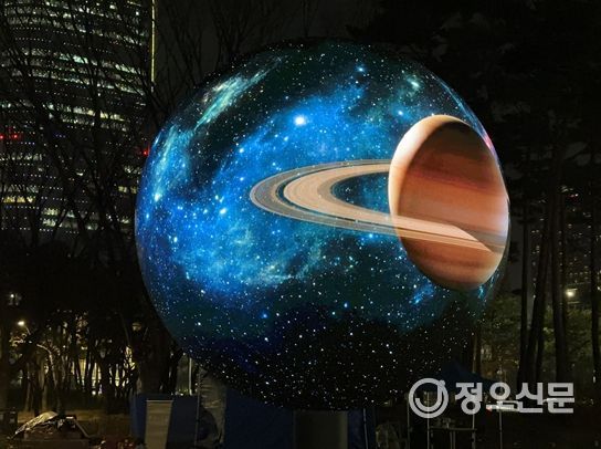 송파구 ‘더 스피어’를 즐기는 사람들과 표출 영상