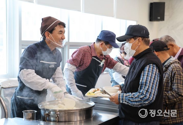 어르신 배식 봉사