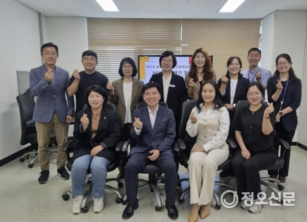 2025년 상반기 ‘외국인주민 및 다문화가족지원협의회’ 개최 기념사진을 촬영하고 있다