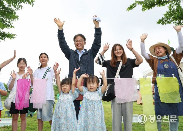 이동환 고양례시장이 제30회 환경의 날 기념행사 ‘고양, 자연과 닿다’에 참석해 시민들과 함께 손을 흔들고 있다.
