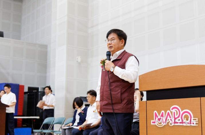 제23회 마포구청장배 농구대회에 참석한 박강수 마포구청장