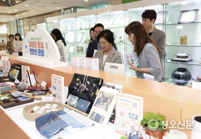 전시된 제품을 둘러보고 있는 김미경 구청장(가운데)