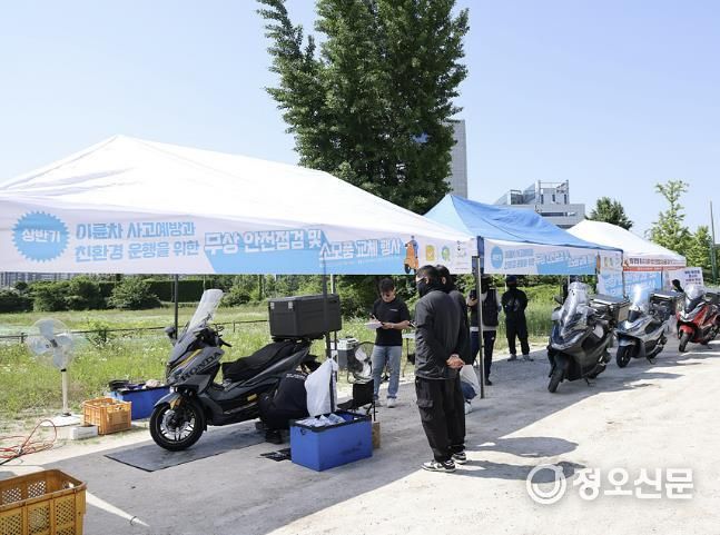 도봉구는 지난 6월 배달 플랫폼종사자의 안전한 운행을 위해 쿠팡이츠서비스와 이륜자동차 무상 안전점검을 실시했다.