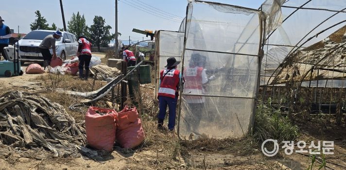 구로구 자원봉사단이 수해로 피해를 입은 농가의 비닐하우스를 정리하고 있다.