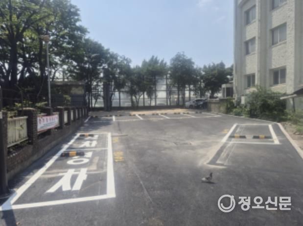 용산구가 고질적인 주차난으로 민원이 잦은 이촌2동에 자투리땅 주차장 8면을 신규로 조성했다.