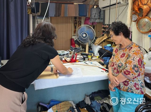 29일, 관내 점포에서 창녕군 민생회복 소비쿠폰 TF단이 소비쿠폰 신청을 안내하고 있다.