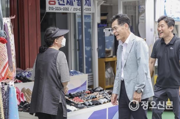 지역 소상공인과 대화하고 있는 이기재 양천구청장