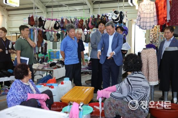 지역경제 상승의 바람… 김완근 제주시장, 소비쿠폰 현장 점검