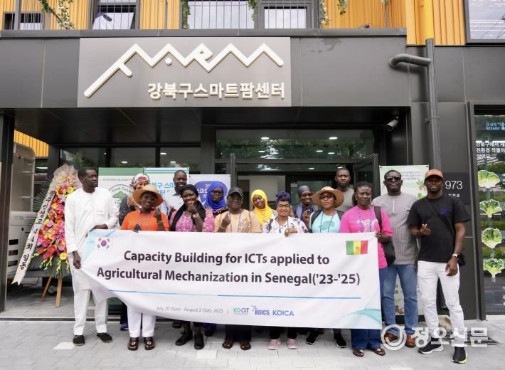지난 7월 31일 강북구 스마트팜 센터를 방문한 세네갈 방문단이 기념촬영을 하고 있다.
