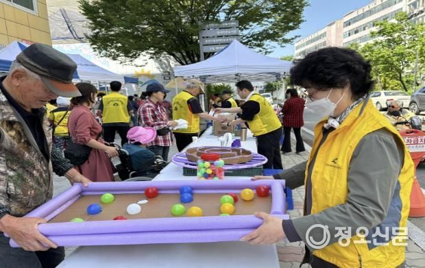 '뇌건강지킴이 봉사단'이 직접 제작한 인지교구로 치매인식개선 캠페인 활동을 하는 모습