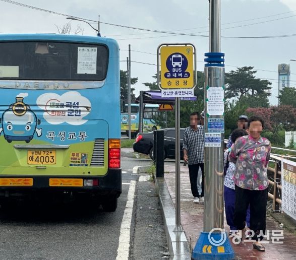옥과전통시장에 정차하고 있는 곡성군 군내버스