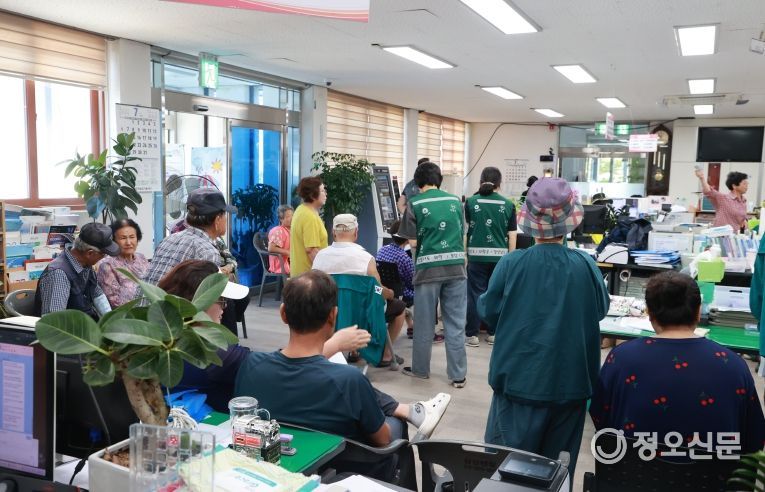 민생회복 소비쿠폰을 받기 위해 대의면민들이 기다리고 있다