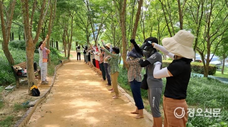 거창군 죽전공원 맨발걷기 실천 프로그램 하반기 참여 대상자 모집