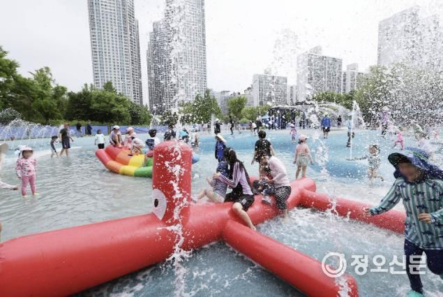 중앙공원 물놀이장에서 아이들이 물놀이를 즐기고 있다.