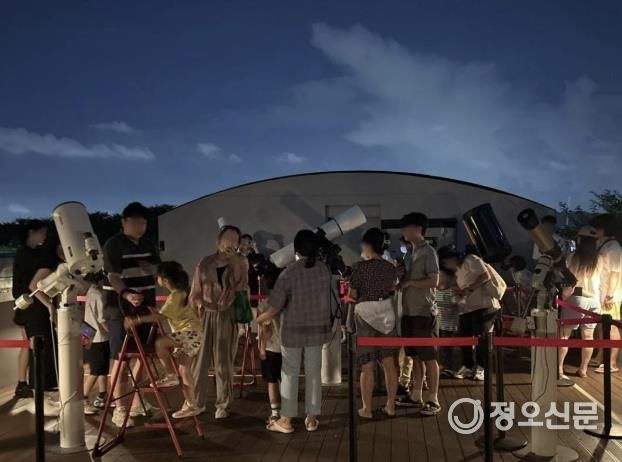부천천문과학관에서 시민들이 야간 천체관측 프로그램에 참여하고 있다.