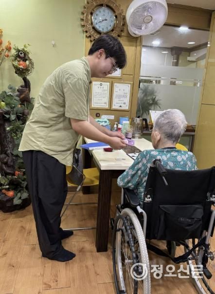 안산시 공무원이 민생회복 소비쿠폰 신청이 어려운 대상자를 직접 찾아가 신청을 도와주고 있다.