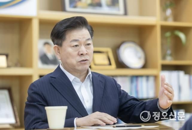 박승원 광명시장이 지난 6일 시장실에서 언론과 인터뷰를 하고 있다.