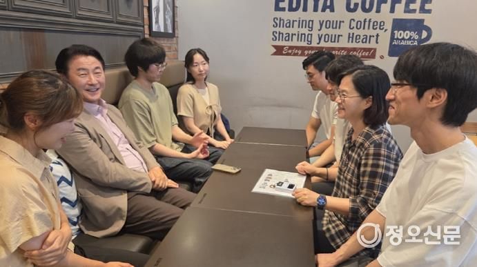 김동근 시장이 8월 7일 시청 인근 식당에서 민원여권과 직원들과 오찬 간담회를 진행하고 있다.