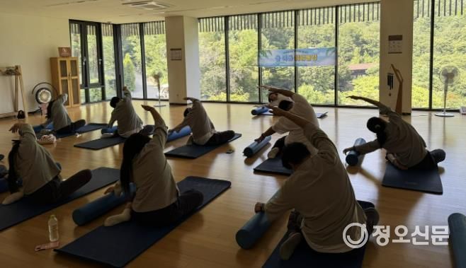 화성시아동청소년정신건강복지센터 청소년 캠프 '쉬멍 놀멍' 참가자들이 스트레칭 강좌에 참여하고 있다