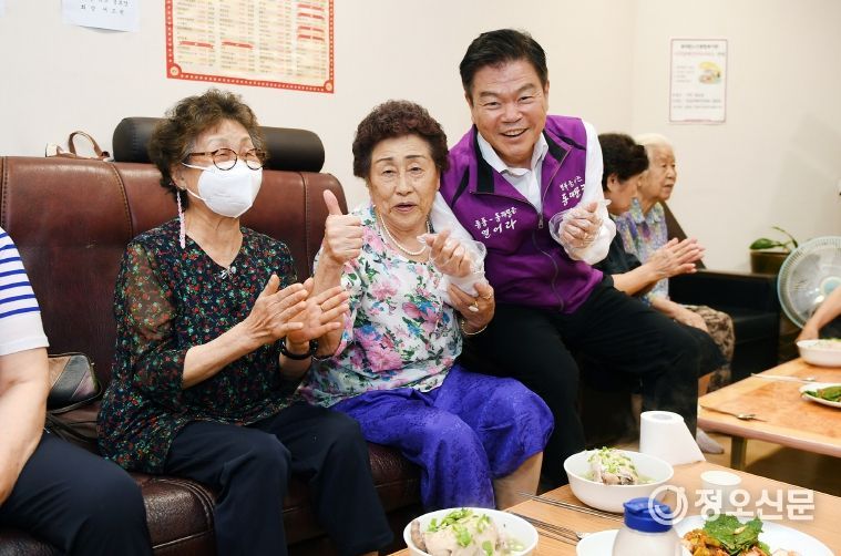 이필형 동대문구청장이 경로당을 방문해 어르신들과 담소를 나누고 있다
