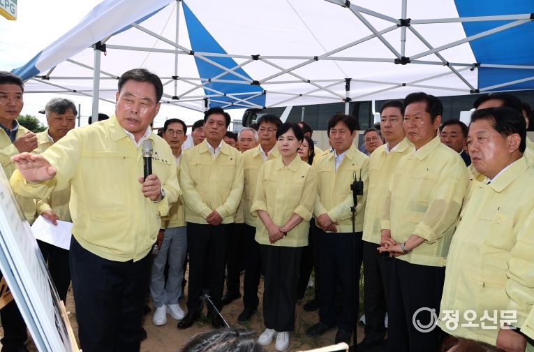 무안읍 폭우 피해 현장을 방문한 더불어민주당 지도부에게 브리핑을 하고 있는 김산 군수
