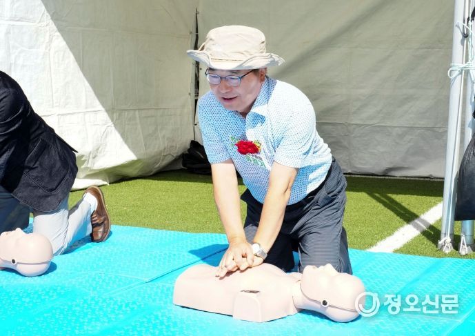 2024년 중랑구민 건강한마당에서 심폐소생술 체험 중인 류경기 중랑구청장