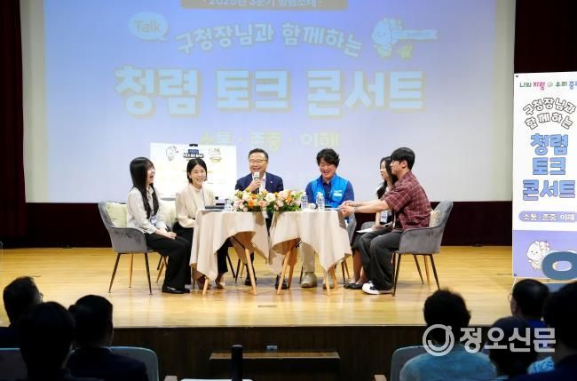 지난 7월 청렴 토크 콘서트에서 직원들과 이야기를 나누는 류경기 중랑구청장