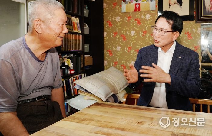 이완섭 서산시장이 15일 독립 유공자 유족을 만나 감사의 뜻과 위문품을 전달했다.