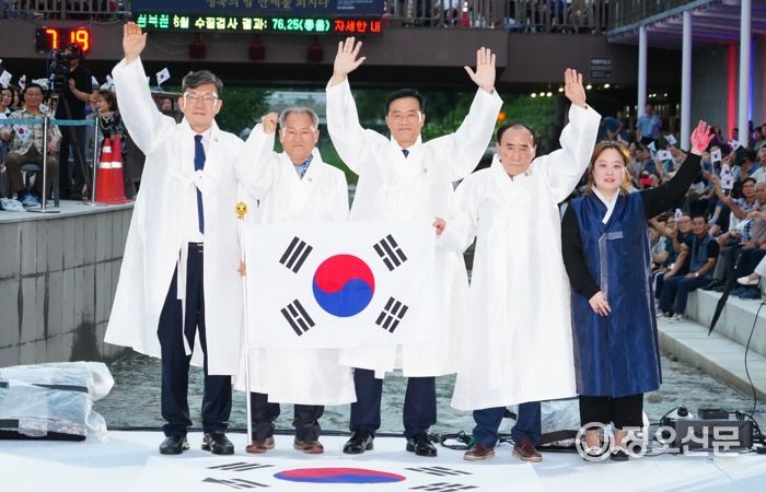 이승로 성북구청장(가운데)가 행사장에 모인 관객들과 함께 만세삼창을 부르고 있다.