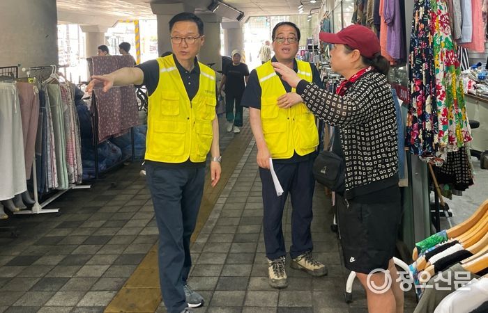 강현석 부시장(왼쪽)이 8월 15일 집중호우 피해 현장에서 상황을 청취하고 있다.