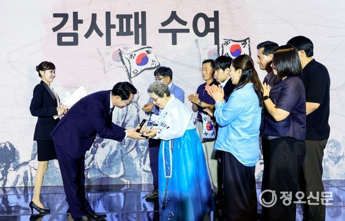 정명근 화성특례시장이 화성지역 독립운동가 후손들에게 감사패를 전달하고 있다.