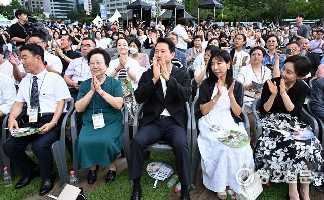 오세훈 서울시장이 15일(금) 서울광장에서 열린 ‘광복 80주년 서울시 기념 콘서트-우리는 대한민국’ 기념 공연을 관람하고 있다.