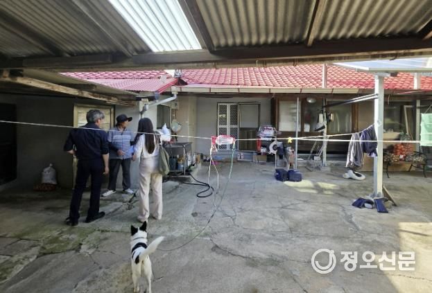지난달 태안읍 남문리의 한 주택에서 진행된 집수리 점검단 현장조사 모습.