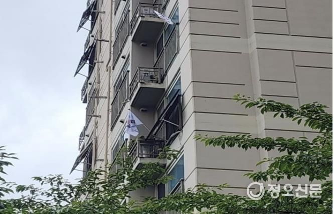 성동구에 위치한 서울숲 아이파크에 태극기를 게양한 모습