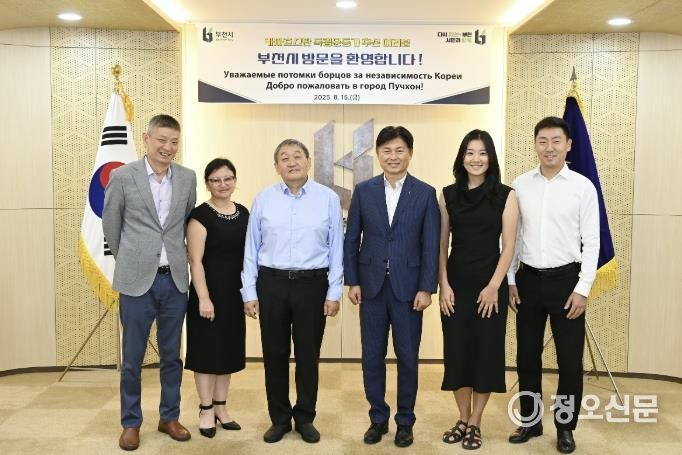 차담회 단체 기념사진(왼쪽부터 고려일보 편집장 김콘스탄틴, 김올렉의 배우자 박카탈리야, 채성룡지사의 외증손자 김올렉, 시장님, 최봉설 지사의 외고손녀 옘예카테리나, 옘예카테리나님의 배우자 칸안톤)